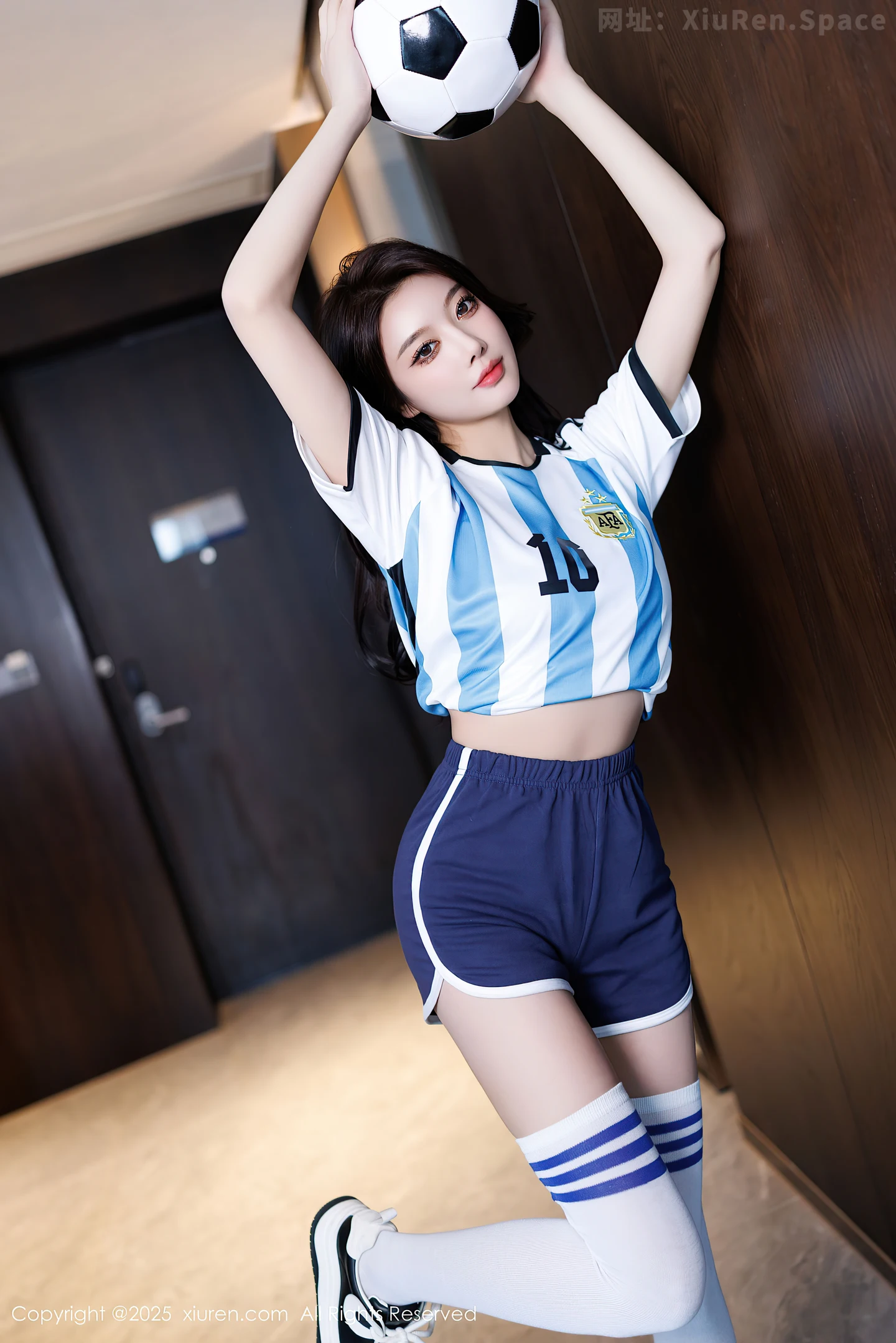 图片[2]-[XiuRen秀人网] VOL.9706 女神杨晨晨Yome性感蓝色球衣配白丝袜秀丰腴身材完美诱惑写真99P-秀人网官方网站